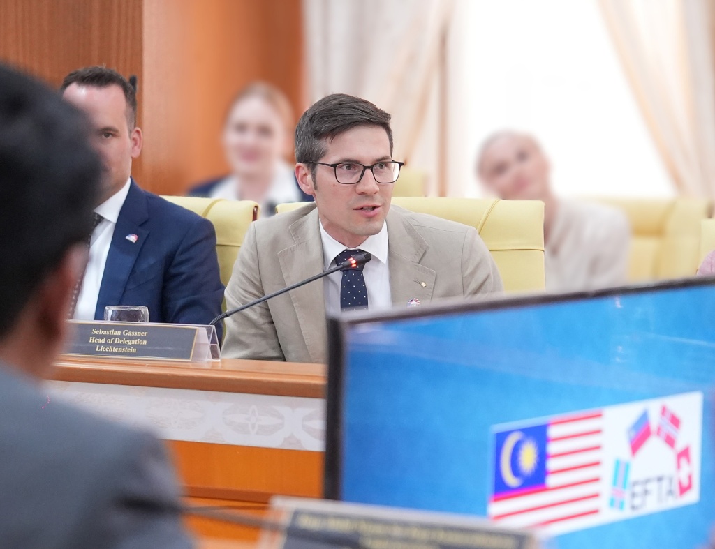 Delegationsleiter Abg. Sebastian Gassner beim Austausch mit YB Encik Steven Sim Chee Keong, Minister für Personalwesen (EFTA)