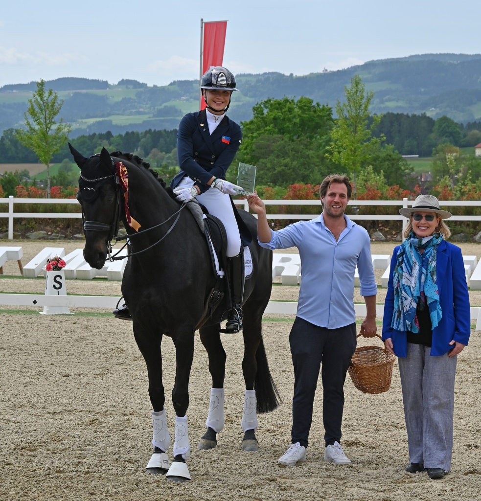 Guerra erhält den Preis überreicht