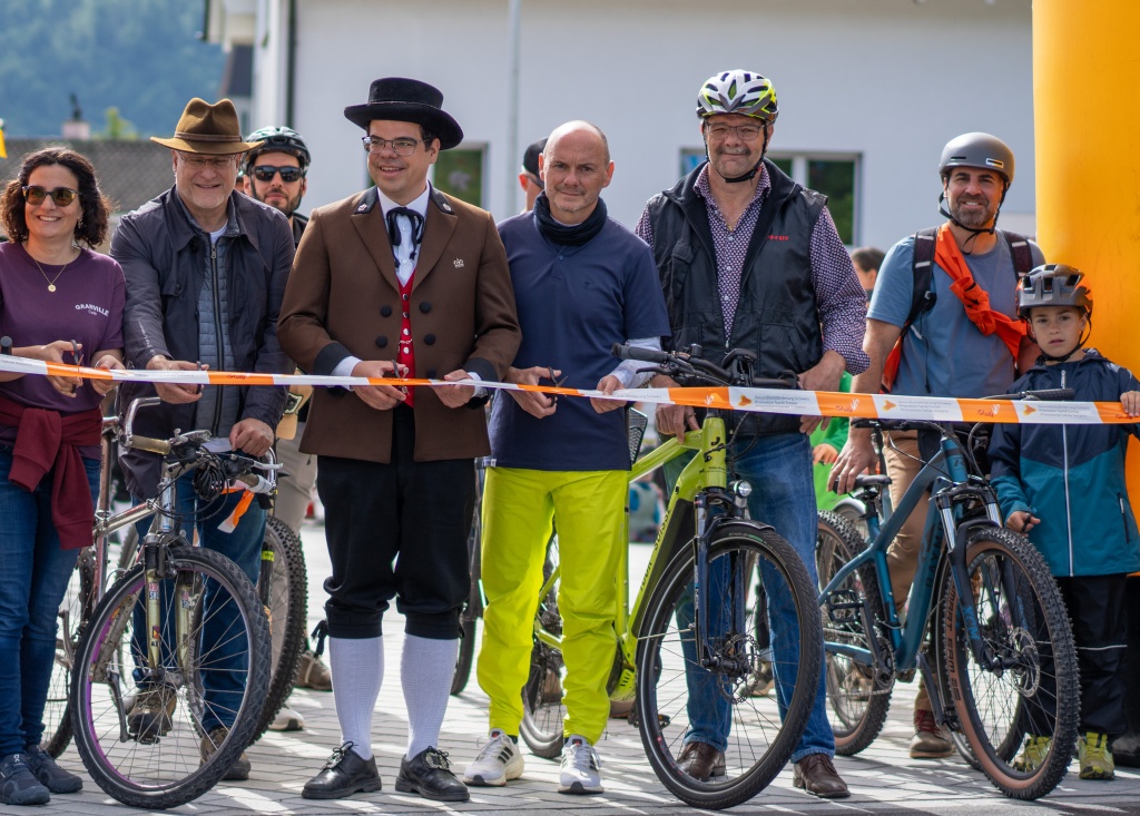 Vorsteher Christian Öhri und Regierungsrat Hubert Büchel eröffnen den SlowUp 2025