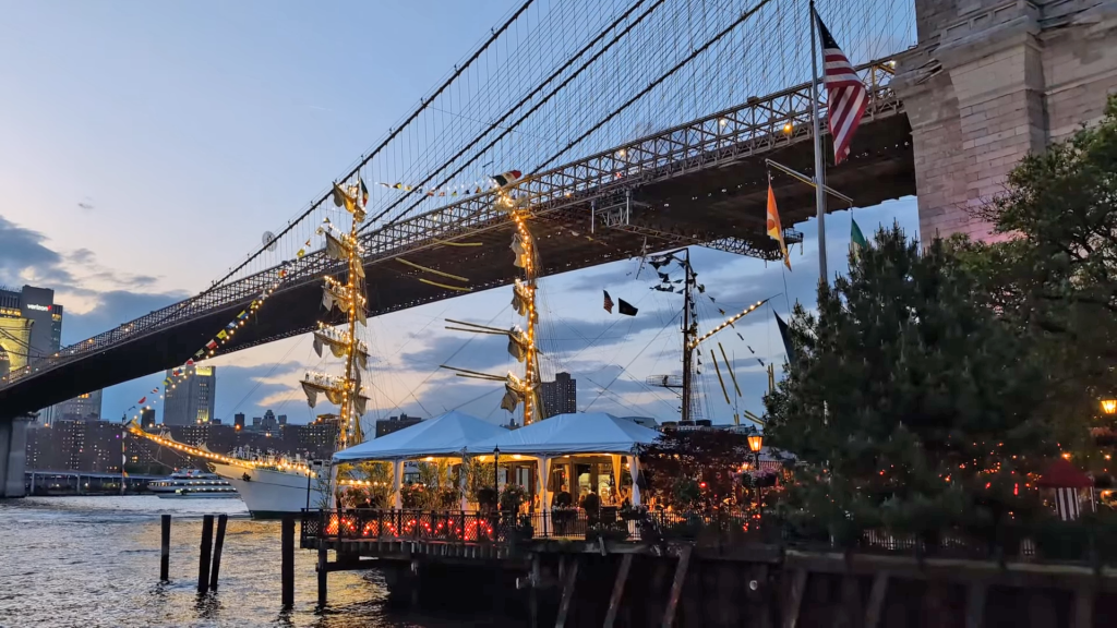 Mexikanisches Segelschiff rammt Brücke in New York