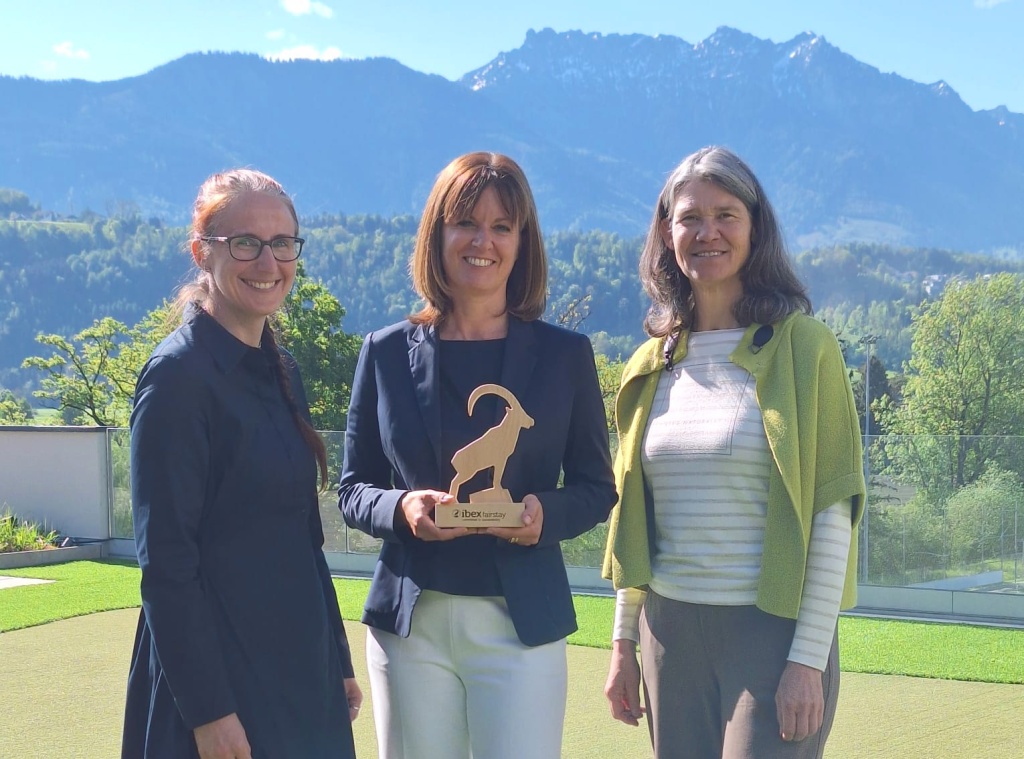 Christine Ströhle vom Hotel kommod freut sich sichtlich über die Auszeichnung von ibex fairstay Martina Hollenstein Stadler und Anita Gschwind