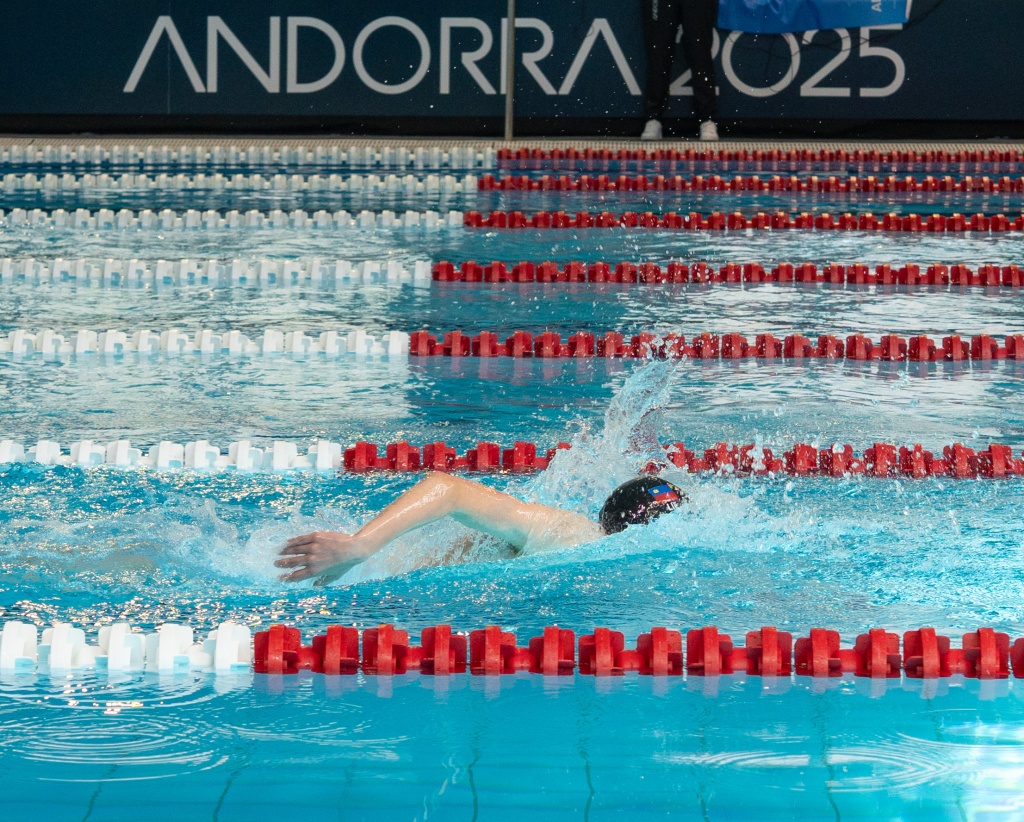 Jonathan Neidow schwimmt bei den Kleinstaatenspielen