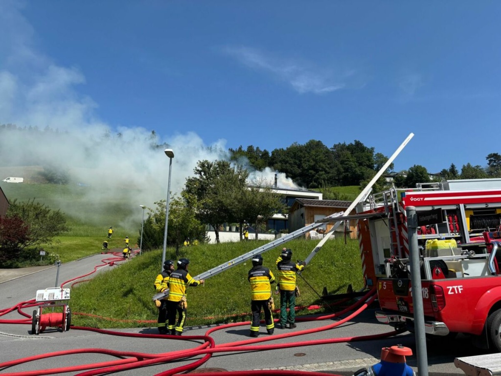 Dachstuhl eines Einfamilienhauses gerät in Brand