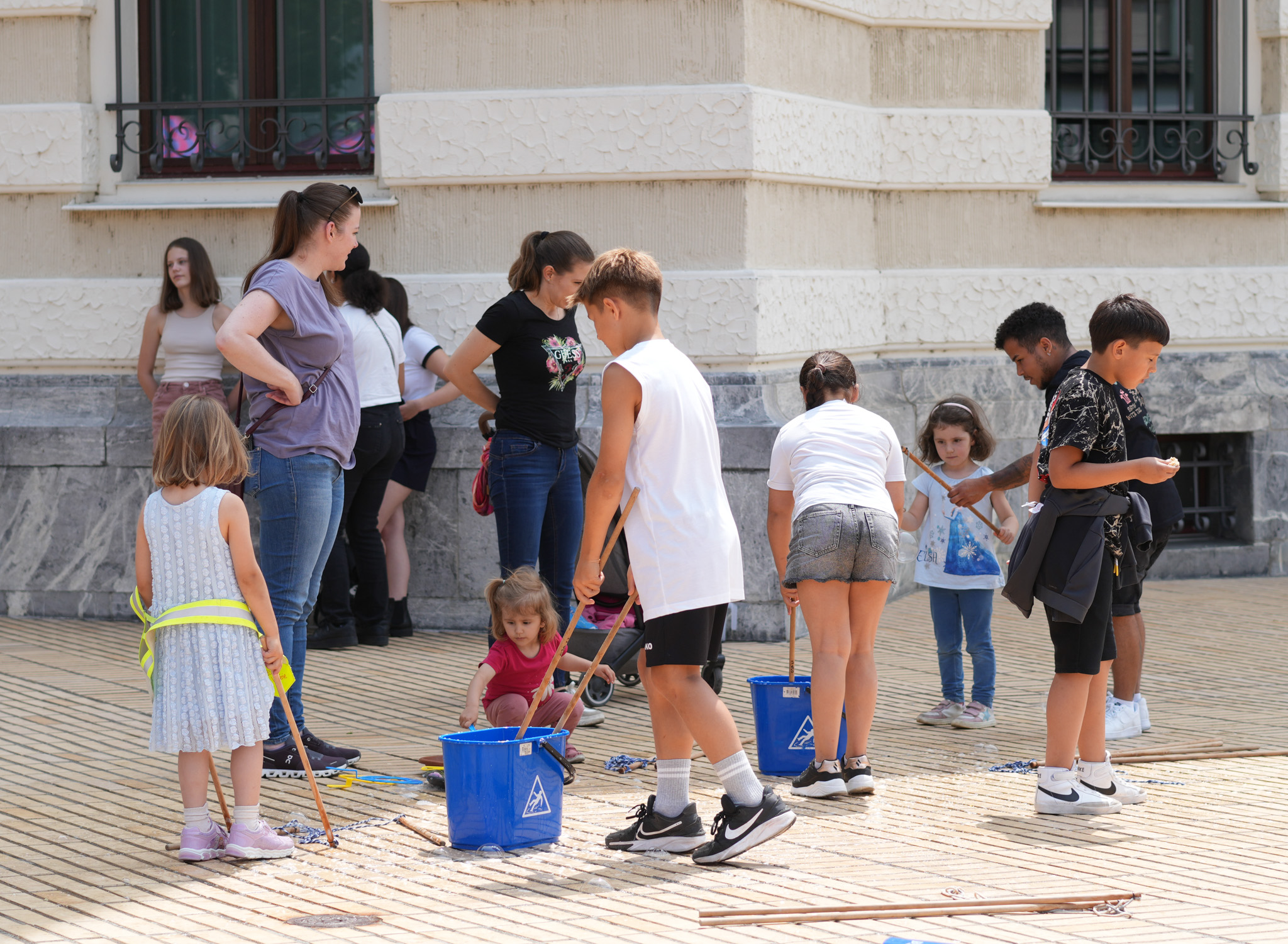Studie zeigt deutliche Erwerbslücke nach Geburt: Mütter arbeiten 60 Prozent weniger als Väter