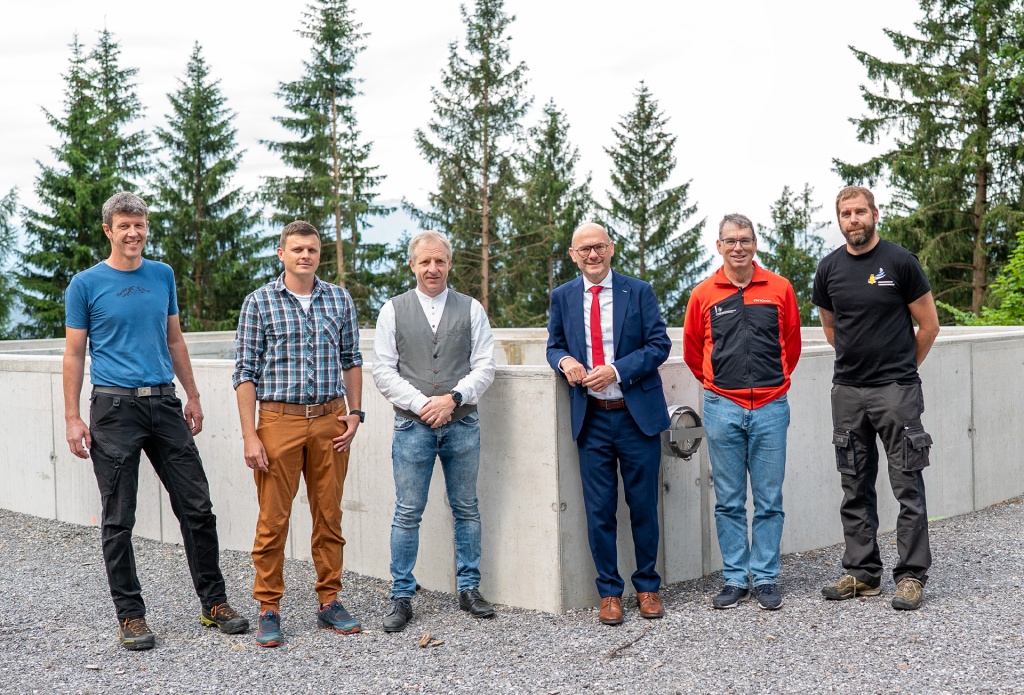 Regierungsrat Hubert Büchel präsentierte heute gemeinsam Vorsteher Christoph Beck, Feuerwehrkomandant Florian Eberle, Gemeindeförster Olav Beck, Günther Hoch vom Amt für Bevölkerungsschutz und Daniel Oertig vom Amt für Umwelt das neue Löschwasserbecken in Triesenberg.