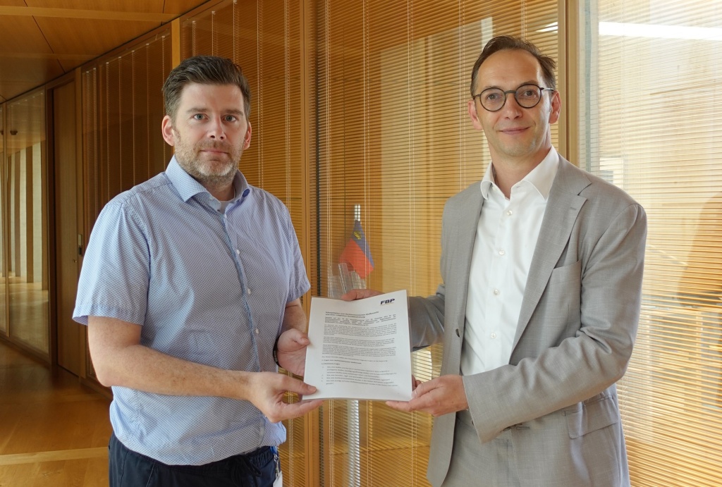 Daniel Seger (FBP) bei der Überreichung der Interpellation