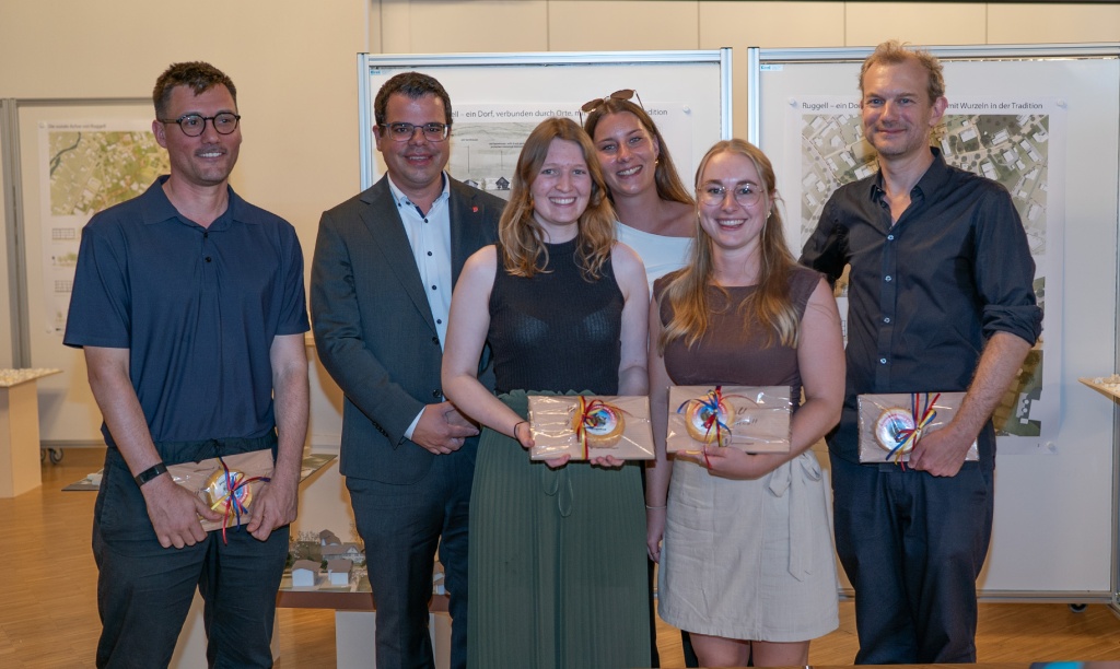 Vorsteher Christian Öhri mit Studenten der Uni Liechtenstein