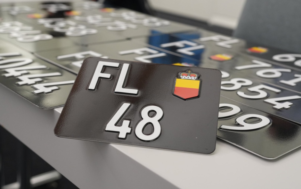 FL48 - Kontrollschilder werden versteigert