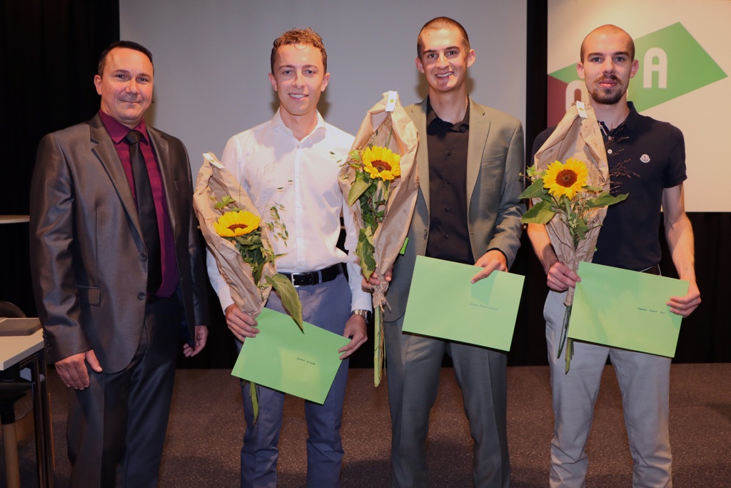 Verbandspräsident Andreja Slavik (v.l.) mit den frisch gekürten Konstrukteur-Champions Yannick Schädler, Andrin Pascal Caviezel und Quentin Hubert Öhri.