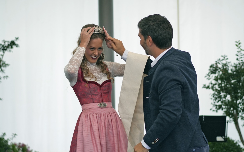 Vorsteher Johannes Hasler krönt Tatjana Ritter zur neuen Weinkönigin