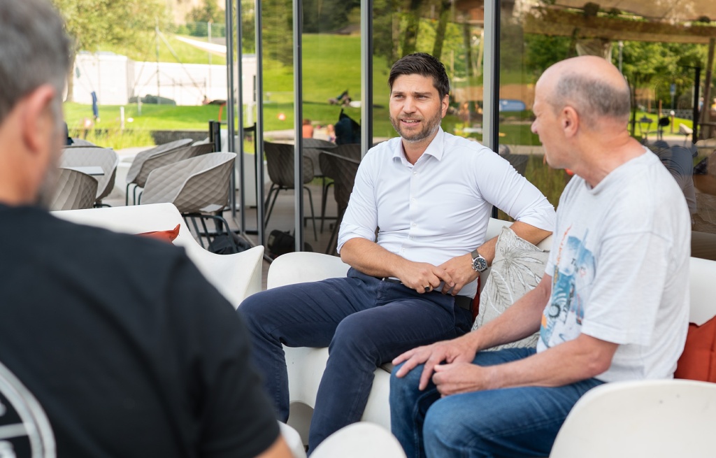 Johannes Hasler auf dem Sofa