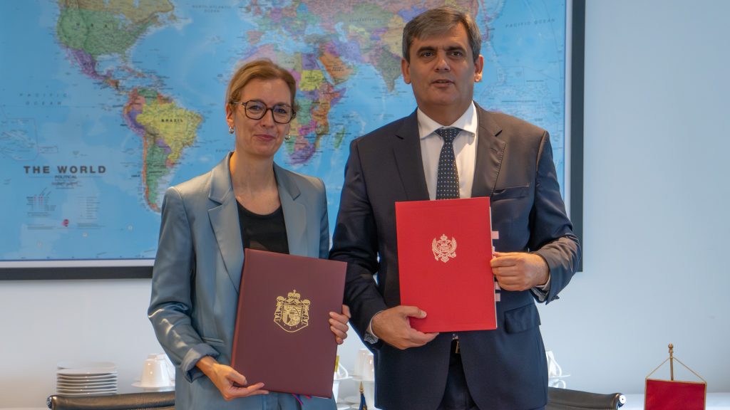 Regierungschefin-Stellvertreterin und Ervin Ibrahimovic, Stellvertretender Premierminister und Aussenminister Montenegros unterzeichnen Doppelbesteuerungsabkommen