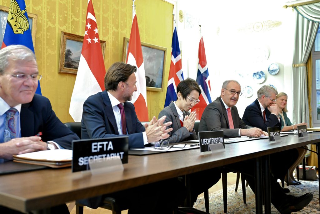 : Kurt Jäger, EFTA-Generalsekretär; Frank Büchel, Botschafter Liechtensteins bei der WTO und EFTA; Grace Fu Hai Yien, Ministerin für Handelsbeziehungen von Singapur; Guy Parmelin, Vizepräsident, Bundesrat der Schweiz; Einar Gunnarsson, Botschafter Islands, Ständiger Vertreter bei der EFTA, der WTO und anderen internationalen Organisationen in Genf; und Kjersti Rødsmoen, Botschafterin Norwegens in der Schweiz in Bern.