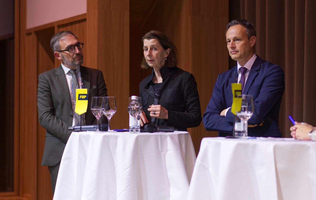 Botschafter Domenik Wanger, Doris Frick und Martin Frick beim Einblick in die Aussenpolitik der FBP Schaan