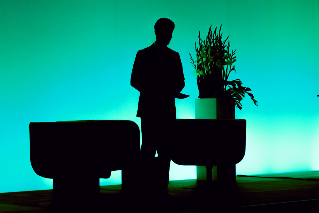 Person vor Türkisem Hintergrund