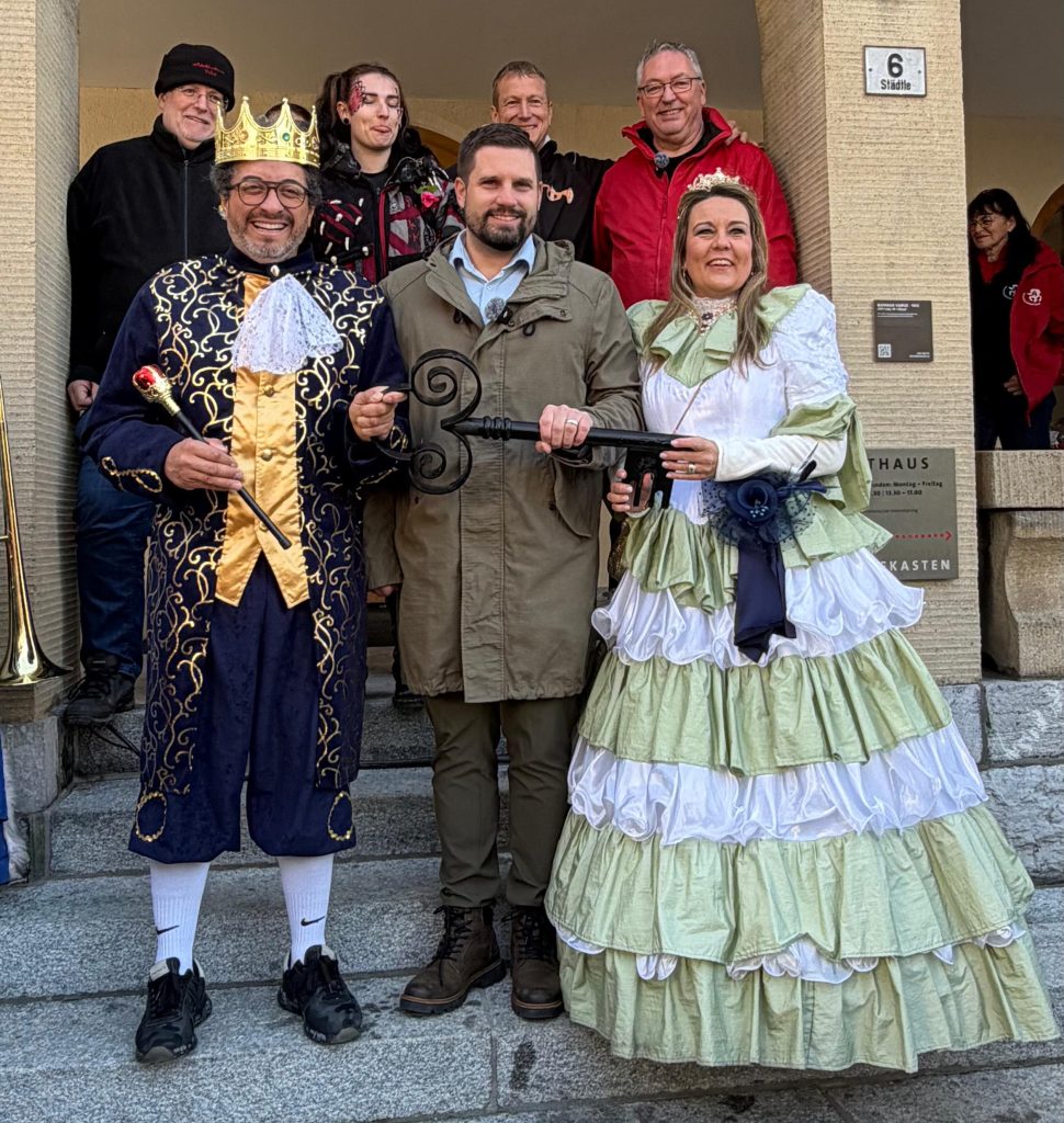 Bürgermeister Florian Meier übergibt den Schlüssel zum Rathaus