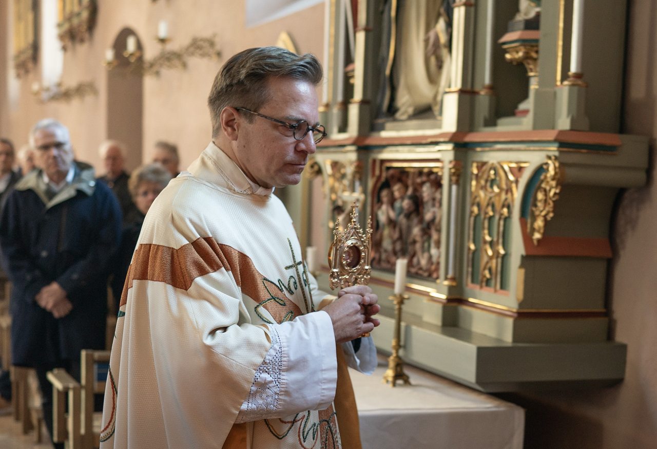 Pfarrer Christian Vosshenrich setzt die Reliquie von Carlo Acutis ein