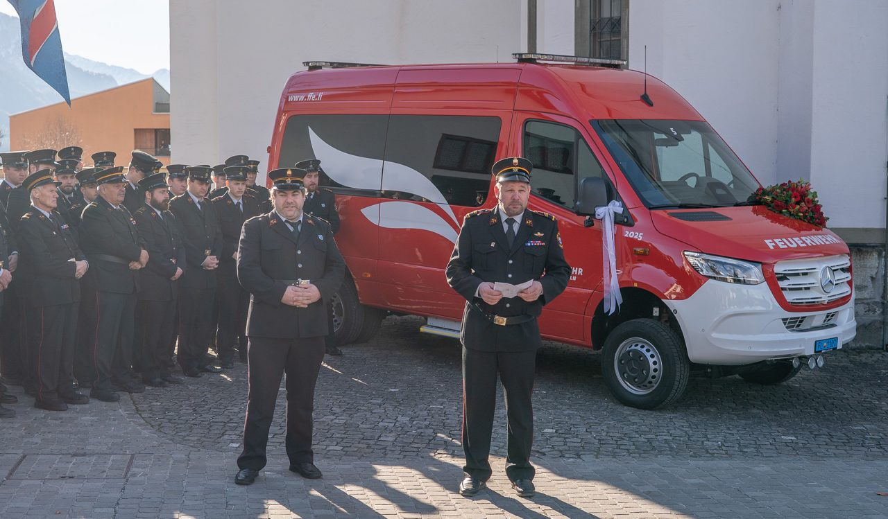 Neues Mannschaftstransportfahrzeug für die Feuerwehr Eschen