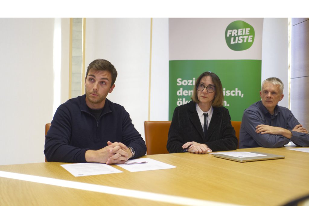 Benjamin Risch, Manuela Haldner Schierscher und Patrick Risch präsentieren das Postulat zum Hausarzmodell