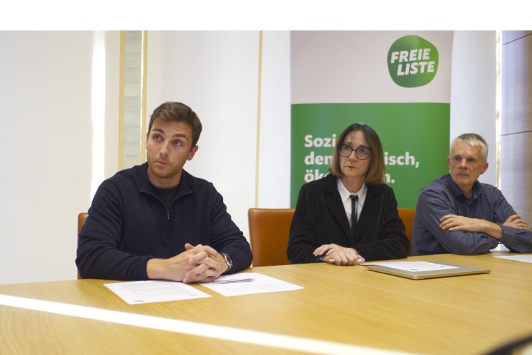 Benjamin Risch, Manuela Haldner Schierscher und Patrick Risch präsentieren das Postulat zum Hausarzmodell