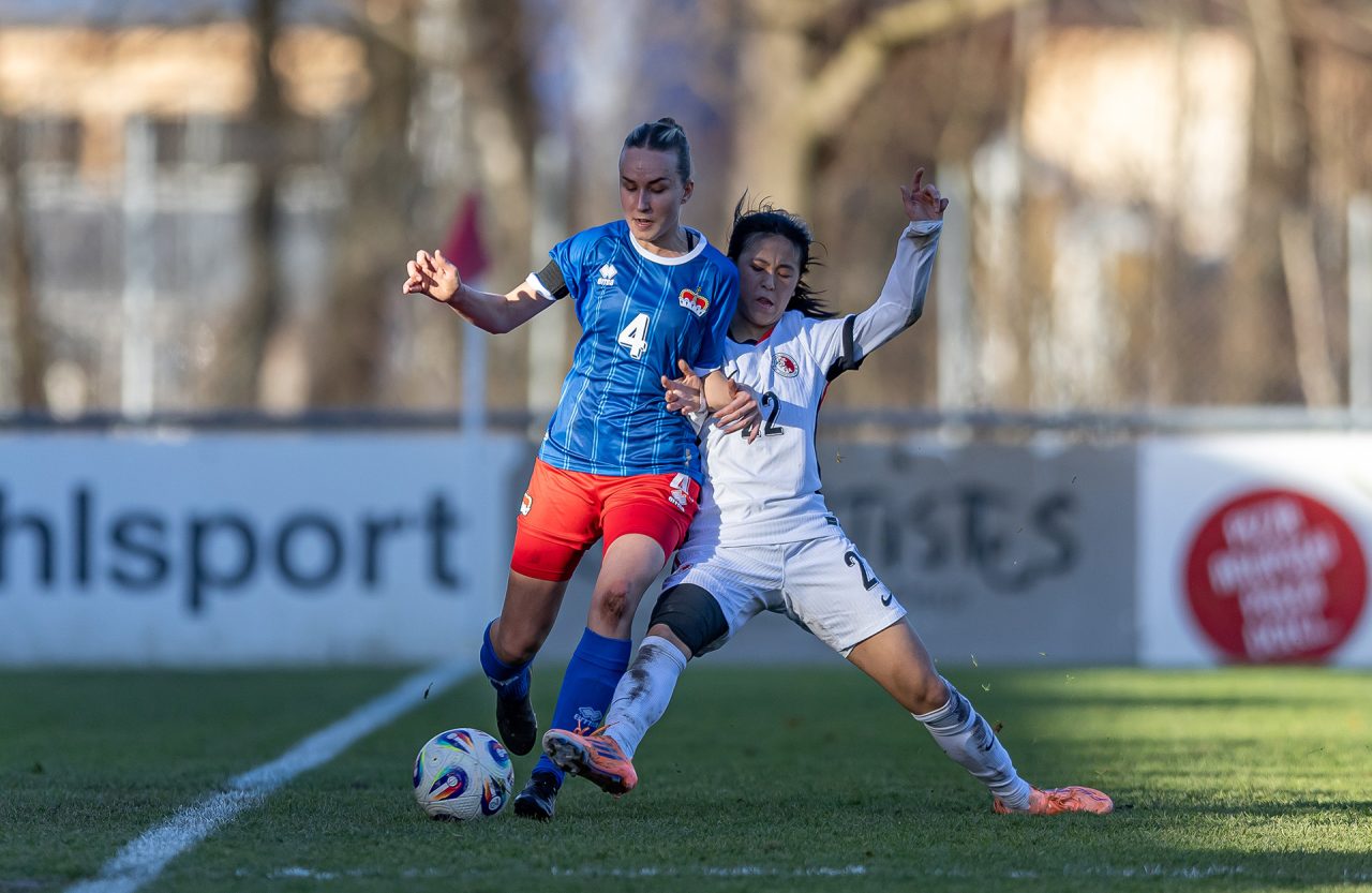 Sina Kollmann (Nr. 4) im Zweikampf