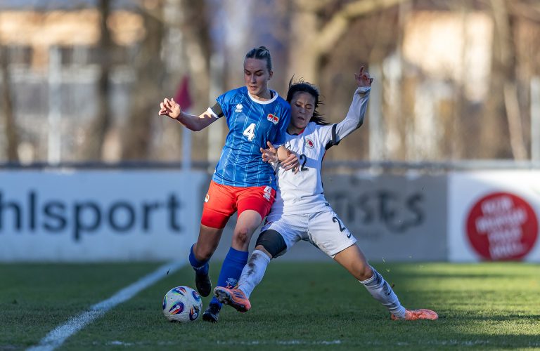 Sina Kollmann (Nr. 4) im Zweikampf