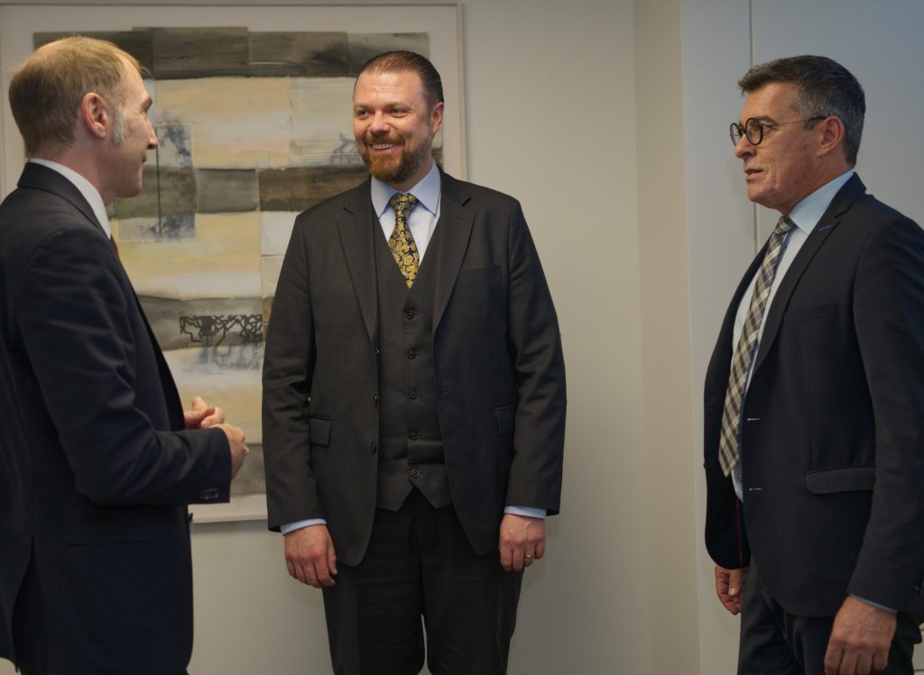 Gregor Meier im Gespräch mit Regierungsrat Emanuel Schädler und Staatsaanwalt Frank Haun