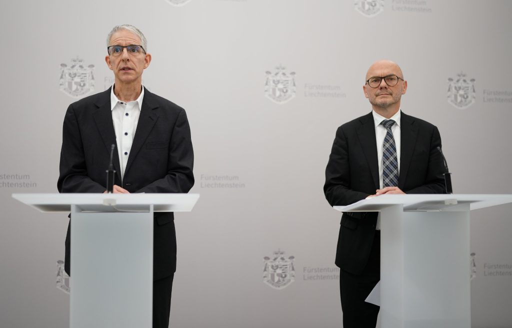 Jürg Senn (AVW) und Regierungsrat Hubert Büchel