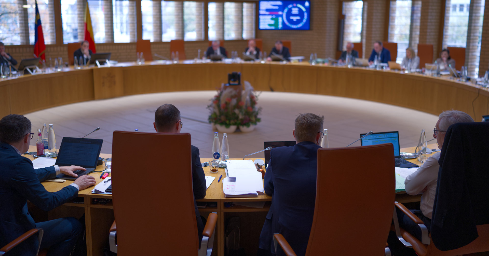 Best of November-Landtag: Von Zahnbürsten, magischen Stau-Knöpfen und Schnäppchenmöbeln