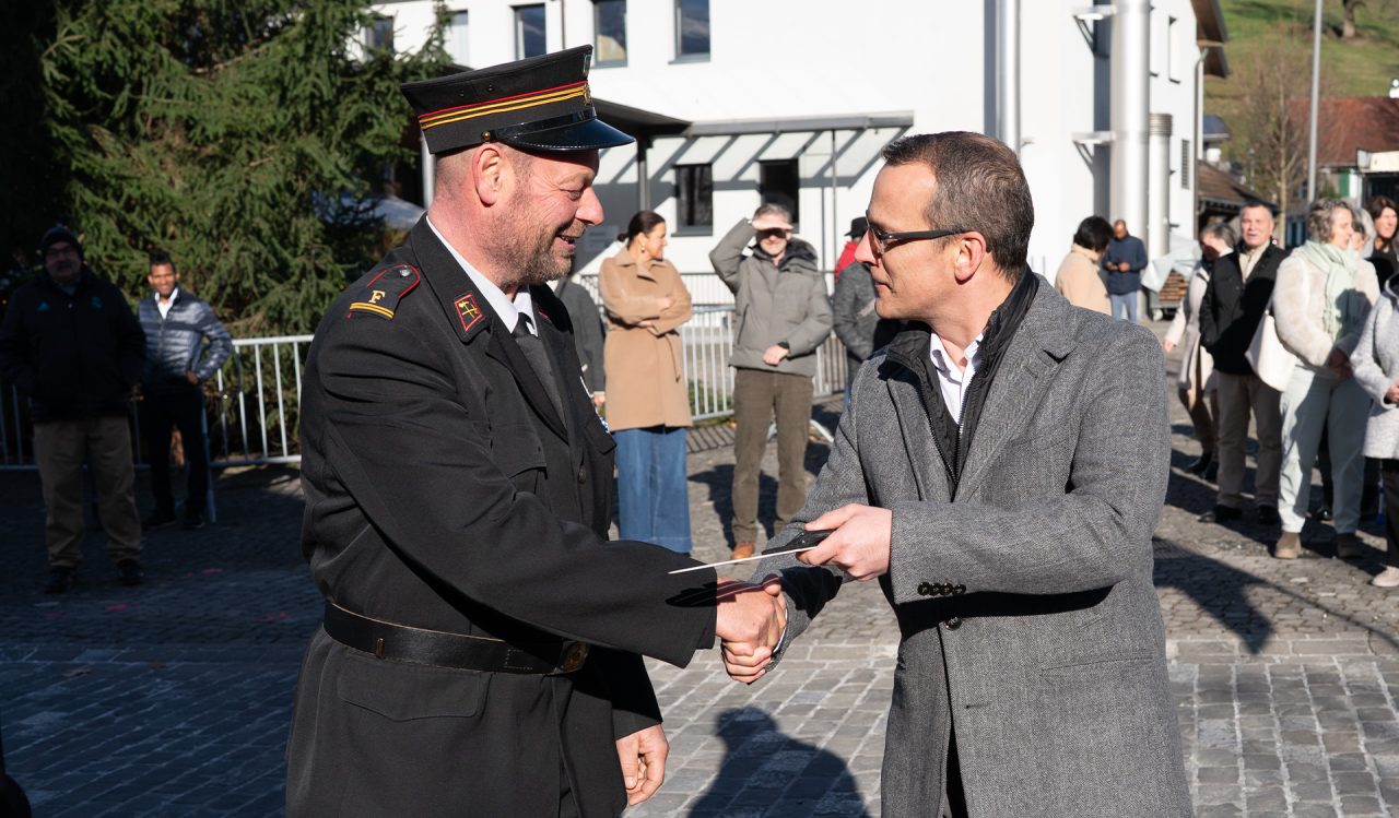 Vorsteher Tino Quaderer übergibt den Schlüssel des neuen Fahrzeugs