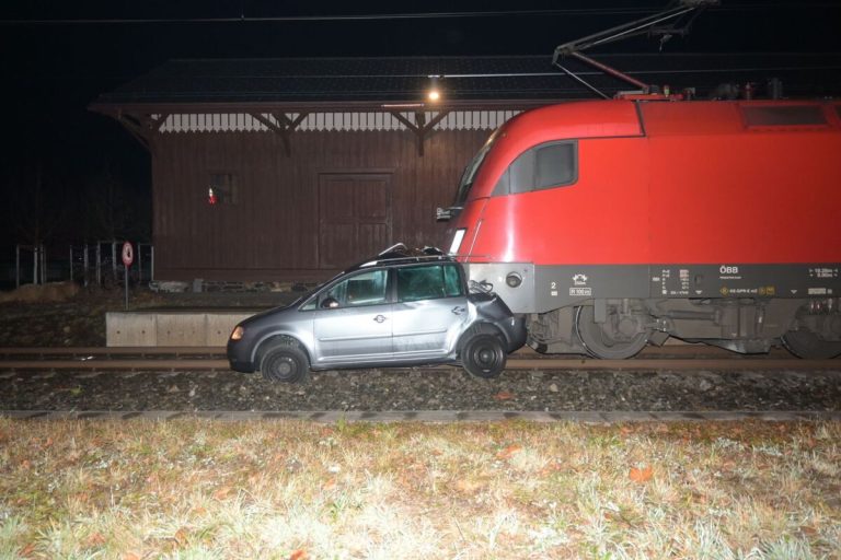 Lokomotive kollidiert mit Personenwagen