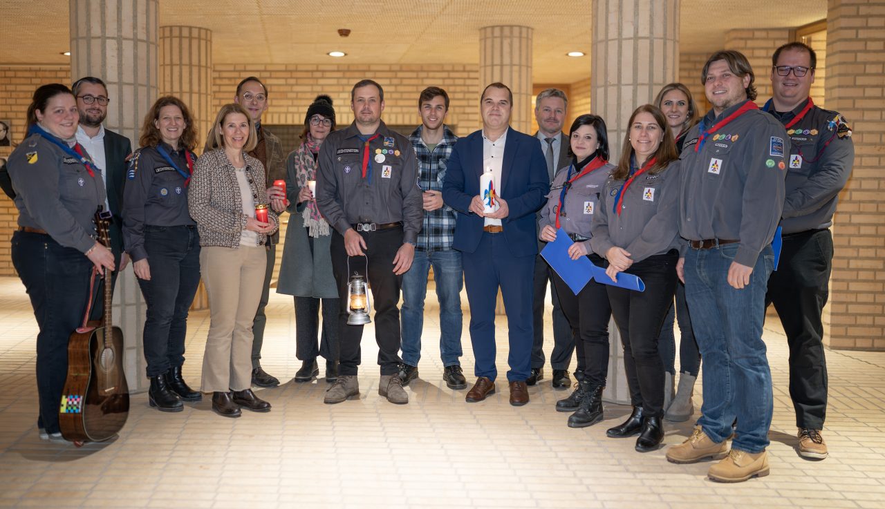 Pfadfinder überreichen das Friedenslich im Landtag