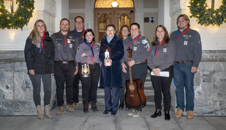 Pfadfinder überreichen das Friedenslich an Regierungschefin Brigitte Haas