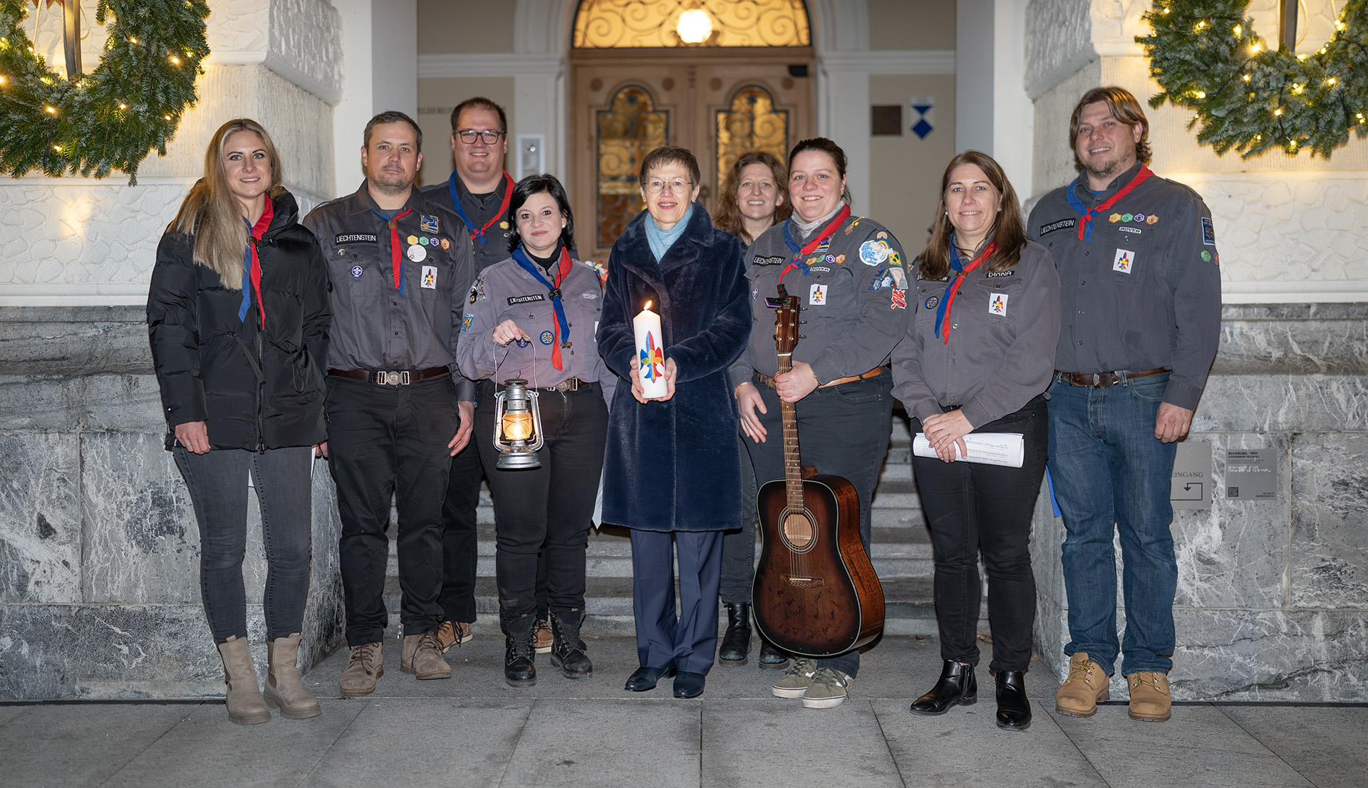 Pfadfinder überreichen Friedenslicht an Regierung und Landtag