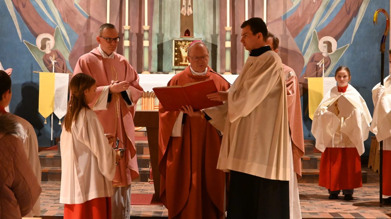 Bischof Benno Elbs weiht den Altar