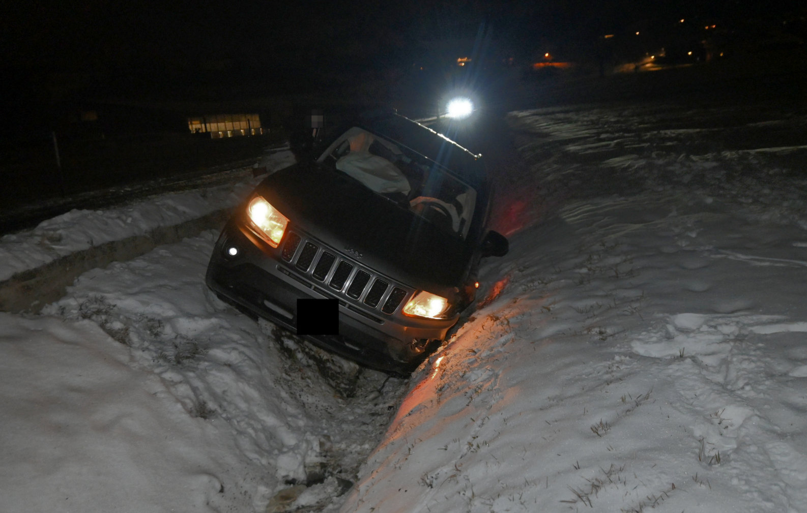 Auto landet im Graben