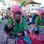 Sonne, Konfetti und viele Zuschauer beleben das Vaduzer Städtle