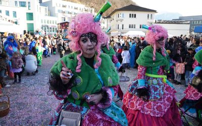 Sonne, Konfetti und viele Zuschauer beleben das Vaduzer Städtle