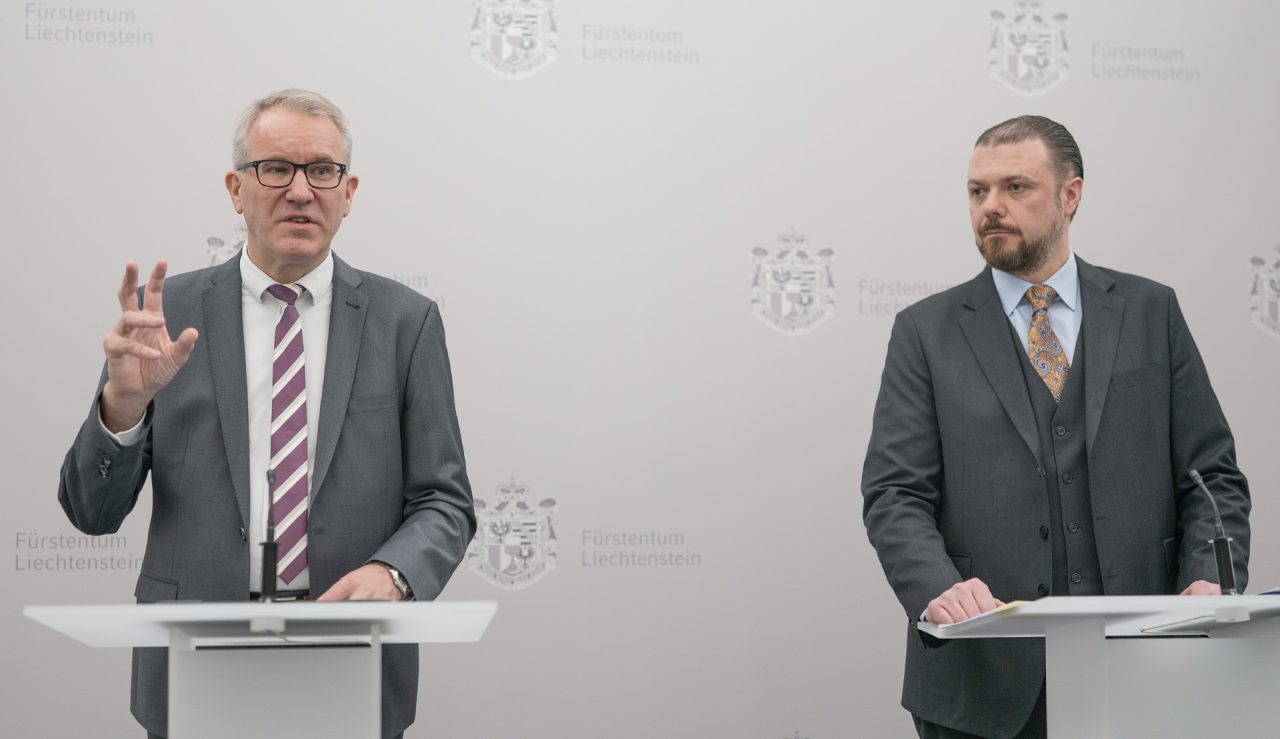 Regierungsräte Daniel Oehry und Emanuel Schädler präsentieren den Regierungsbeschluss zum weiteren Vorgehen beim Neubau Landesspital