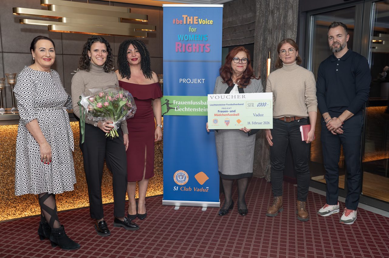 Soroptimist International SIE Club Vaduz überreicht Scheck an Fussball-Nationaltrainerin Adrienne Krysl und Peter Jehle
