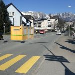 Baucontainer fällt vom Lastwagen