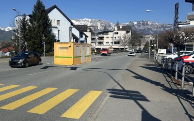 Baucontainer fällt vom Lastwagen