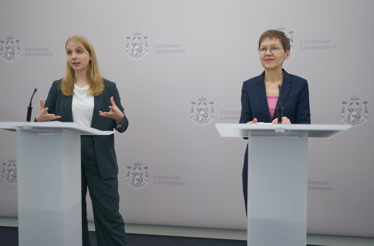 Daniela Sele und Regierungschefin Brigitte Haas