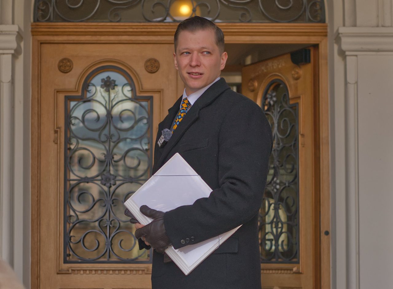 Nico Büchel vor dem Regierungsgebäude