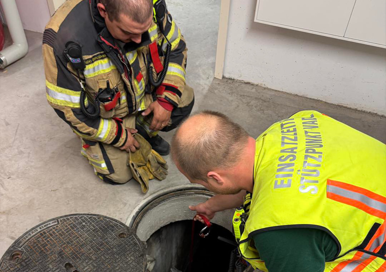 Feuerwehrleute prüfen den Schacht