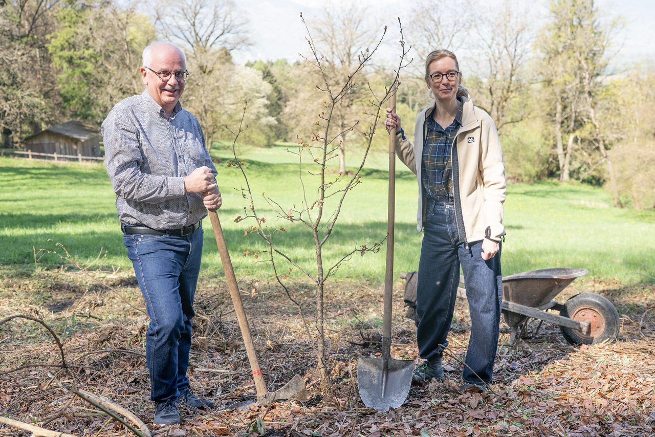 Regierungschefin-Stellvertreterin Sabine Monauni und Vorsteher Daniel Hilti pflanzten heute gemeinsam eine Eiche