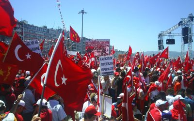 Polizei setzt Wasserwerfer gegen Demonstranten in Izmir ein