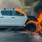 Auto brennt an Hausfassade – Feuerwehr verhindert Schlimmeres
