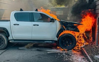 Auto brennt an Hausfassade – Feuerwehr verhindert Schlimmeres
