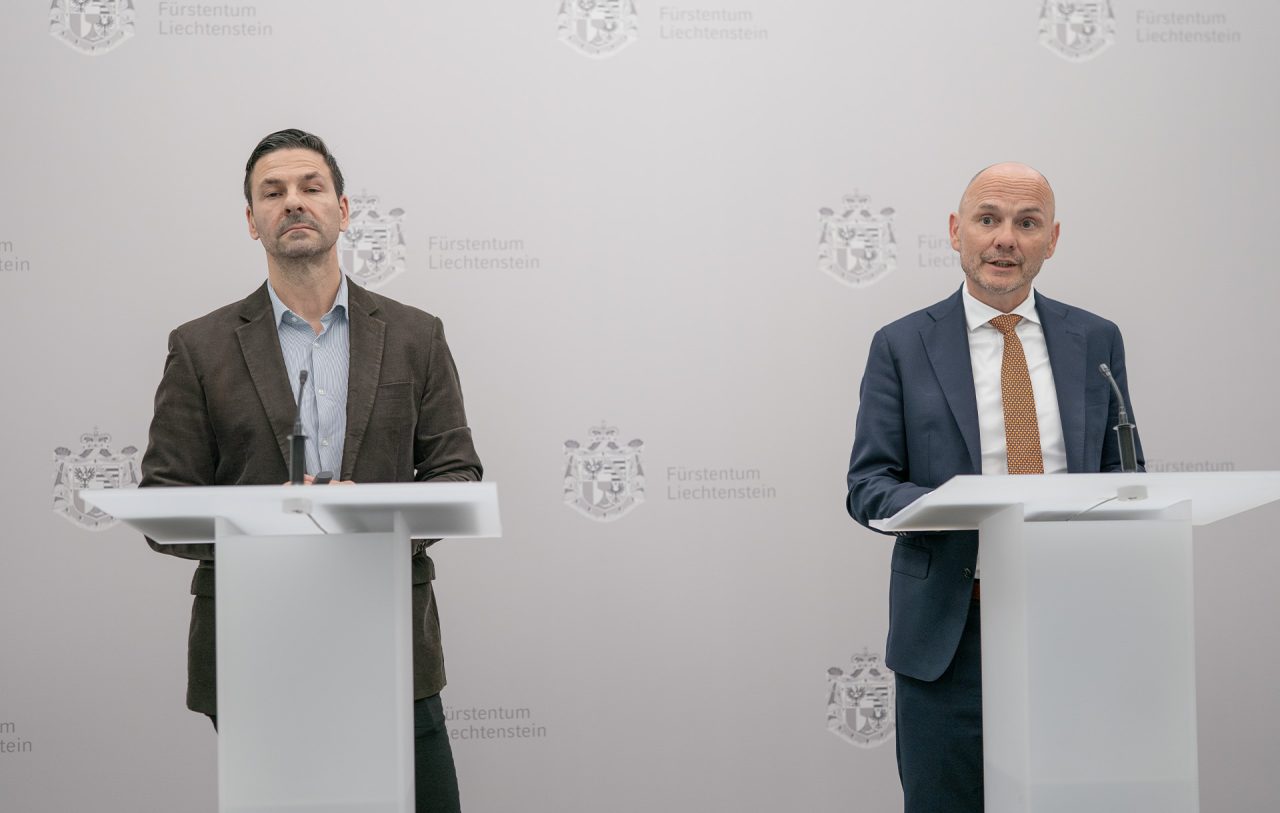 Thomas Milic und Regierungsrat Hubert Büchel